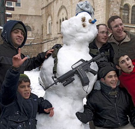 Jewish terrorists on the West Bank pose with a snowman and an M-16 machine gun